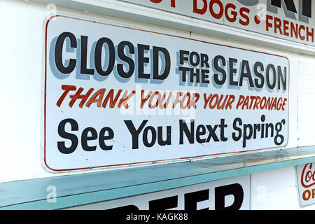 L'Eddie's Grill è un punto di riferimento della striscia di Geneva-on-the-Lake dal 1950 con un cartello di chiusura stagionale che ne indica la stagionalità. Foto Stock
