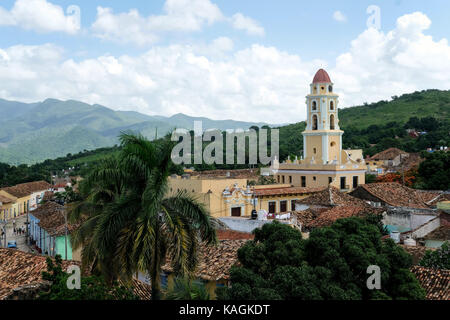 Una vista sul centro della città e colline lontane a Trinidad, Cuba. Foto Stock