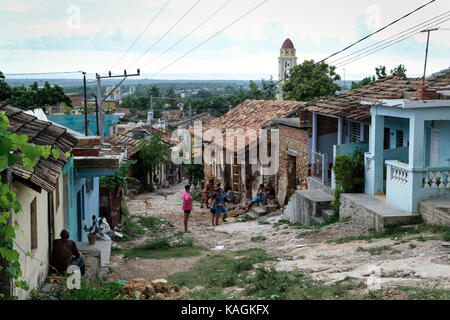 La gente del posto si riunisce su una strada a ramphackle a Trinidad in una calda giornata estiva a Cuba. Foto Stock
