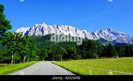 Vista della montagna Zugspitze a Grainau, Germania Foto Stock