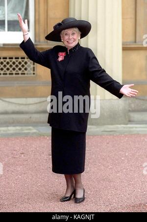 ©ALPHA PRESS MO42349 24/10/2000 LIZ DAWN INDAGA BUCKINGHAM PALACE. Foto Stock