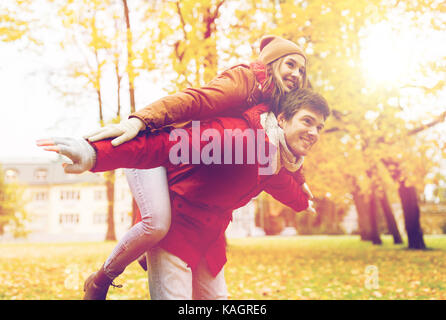 Felice coppia giovane divertirsi nel parco di autunno Foto Stock