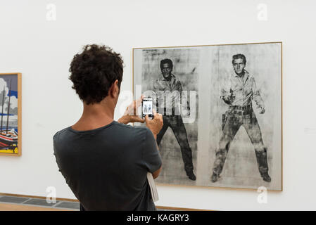 Berlino. Germania. Hamburger Bahnhof Museum di arte contemporanea. Visitatore di scattare una foto di Andy Warhol's doppio Elvis. (Museum für Gegenwart). Foto Stock