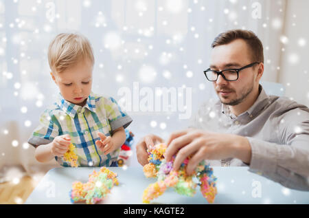 Padre e figlio giocare con argilla a sfera a casa Foto Stock