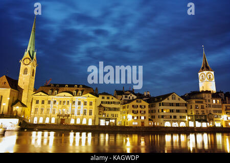 Notte foto di fraumunster e st.Pietro chiese nelle città di Zurigo, Svizzera Foto Stock