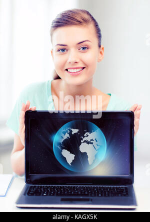 Donna con notebook e sfera globe Foto Stock