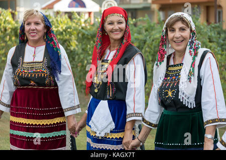 Salonicco, Grecia - Settembre 21, 2017: gruppo eseguendo il folklore greco ballare durante la stagione del raccolto Foto Stock