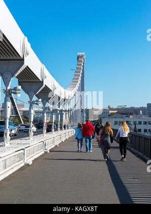 Mosca, Russia - 24 settembre. 2017. Le persone sono a piedi lungo il ponte di Crimea Foto Stock