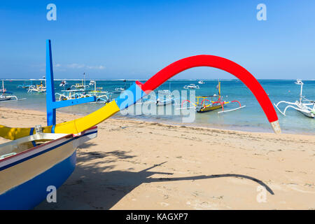 Il tradizionale design balinese jukung barche di pescatori sulla spiaggia di Sanur, Bali, Indonesia Foto Stock