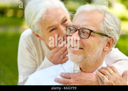 Close up di coppia senior sussurra all'aperto Foto Stock
