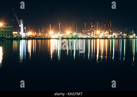 Yacht e Barche nel porto di la spezia di notte con la riflessione in acqua. Italia Foto Stock