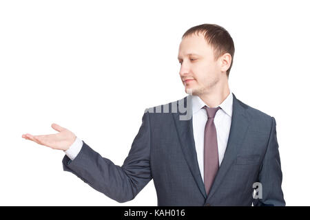 Giovane imprenditore in un vestito presentando qualcosa di isolato su sfondo bianco Foto Stock