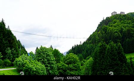 Highline 179 e il castello di Casteldarne a Reutte, Austria Foto Stock