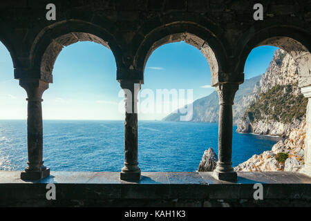 Terrazza con archi che si affaccia su New Scenic 5 posti con vista sul mare e le montagne in Italia. sfondo di viaggio Foto Stock