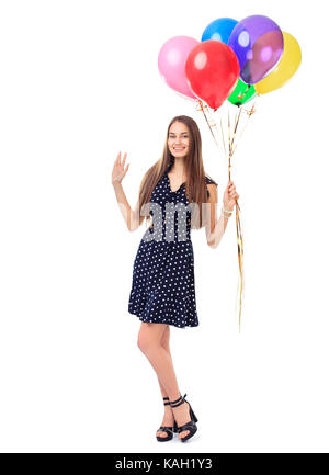 A piena lunghezza ritratto della bella felice giovane donna in polka dot dress holding palloncini colorati isolati su sfondo bianco Foto Stock