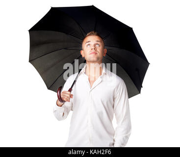 Giovane uomo sotto un ombrello isolati su sfondo bianco Foto Stock