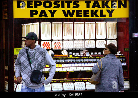 Regno Unito, Londra : Pawnbroker, assegni incassati e prestiti di velocità. Wembley Central London. 20.10.2008. Foto Stock