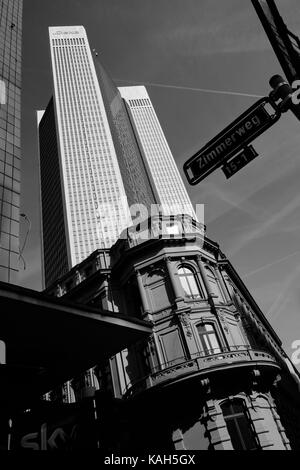 Francoforte sul meno, Germania - 16 marzo 2017: Vista inferiore del grattacielo di Trianon (DekaBank) situato dietro l'edificio vecchio con il puntatore sulla destra Foto Stock