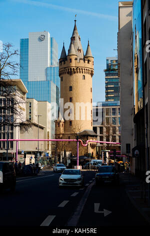 Frankfurt am Main, Germania - 16 marzo 2017: viola tubo contro la Eschenheimer Turm con General Electric edificio sullo sfondo, vista dalla tau Foto Stock