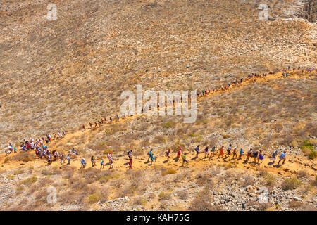 Persone salendo la collina sulla isola di gramvousa. Creta, Grecia Foto Stock