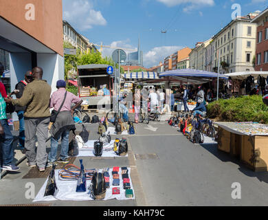 Migranti africani visualizzare merci contraffatte sul primo piano a Brera, Milano, lombardia, italia street market Foto Stock