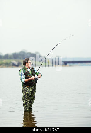 Coppia fisherman angling sul fiume Foto Stock