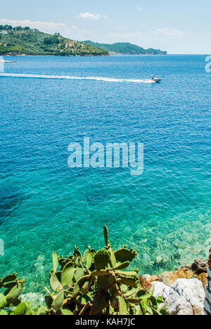 Splendido mare blu turchese sull'isola di Skiathos con barche e yacht in background Foto Stock