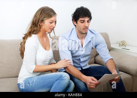 L uomo e la donna settle appartamento fatture Foto Stock