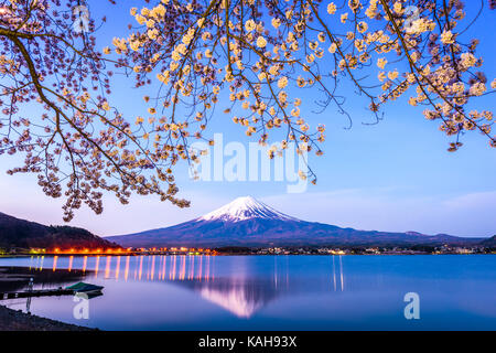 Monte Fuji sul Lago Kawaguchi, Giappone durante la stagione primaverile. Foto Stock
