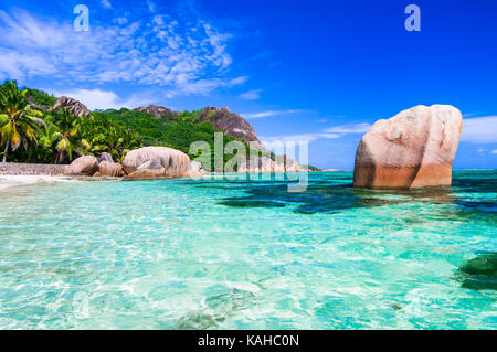 Unico rocce e mare azzurro in La Digue Island,Seychelles. Foto Stock