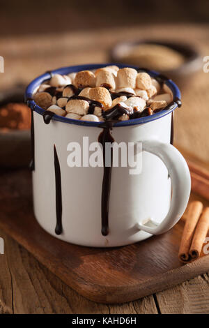 S'more cioccolata calda mini marshmallows cannella bevanda invernale Foto Stock