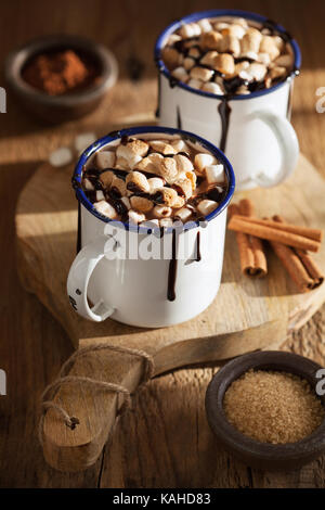 S'more cioccolata calda mini marshmallows cannella bevanda invernale Foto Stock