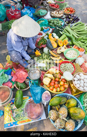 La frutta e la verdura al fornitore del mercato centrale, Hoi An, Vietnam Foto Stock