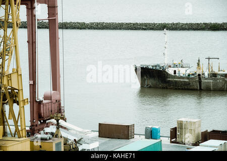 Vista aerea di una nave da carico e di una gru a porto industriale Foto Stock