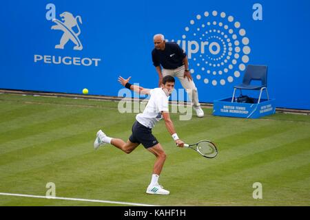 Il serbo Novak Djokovic in azione contro la Canadian Vasek Pospisil il giorno cinque del Aegon International in Devonshire Park, Eastbourne. 27 Giu 2017 Foto Stock