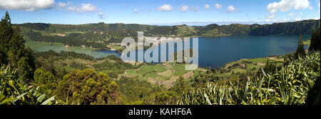 Vista panoramica del cratere vulcanico caldeira das Sete Cidades e i laghi vulcanici Lagoa Azul Lagoa e verde Foto Stock