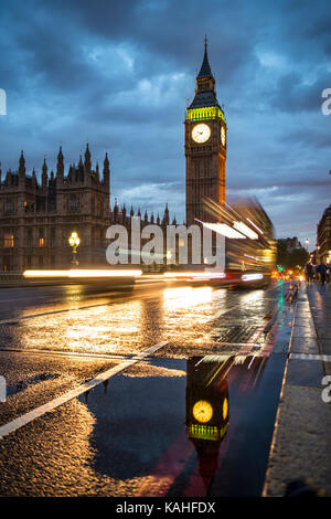 Tracce di luce, double-decker bus in serata, Westminster Bridge, Palazzo di Westminster, la casa del parlamento Foto Stock