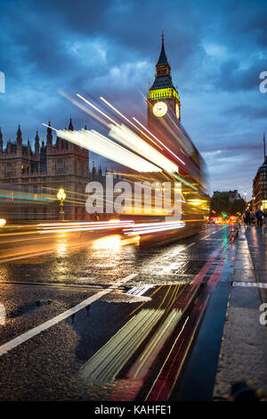 Tracce di luce, double-decker bus in serata, Westminster Bridge, Palazzo di Westminster, la casa del parlamento, il big ben Foto Stock