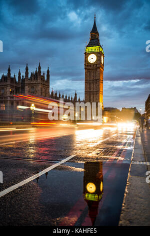 Tracce di luce, double-decker bus in serata, Westminster Bridge, Palazzo di Westminster, la casa del parlamento Foto Stock