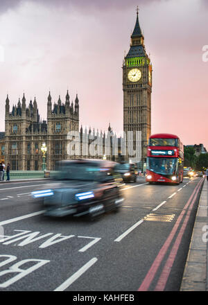 Taxi e red double-decker bus sul Westminster Bridge, il Big Ben e il Palazzo di Westminster, motion blur, tramonto, Londra, Inghilterra Foto Stock