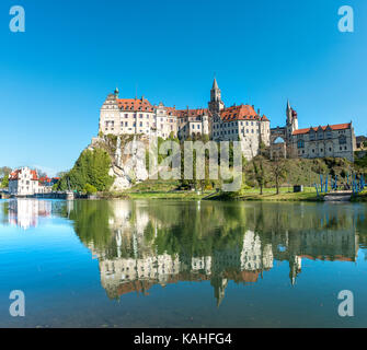 Sigmaringen Castle con la riflessione nel corso del Danubio, Sigmaringen, Baden-Württemberg, Germania Foto Stock