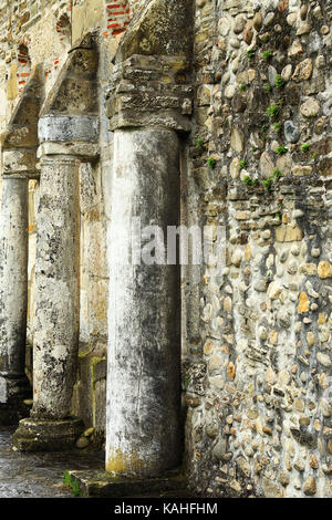 Dettaglio sulla parete della chiesa densus, hunedoara, Romania; queste colonne sono dall impero romano periodo e sono stati riutilizzati dalla comunità locale in 12 secolo t Foto Stock