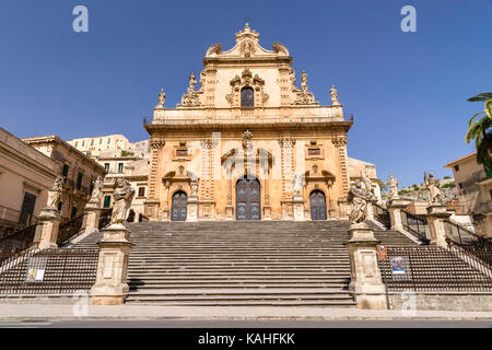 Freitreppe con 12 statue degli Apostoli, Duomo di San Pietro, Modica, Monti Iblei, Val di noto Foto Stock