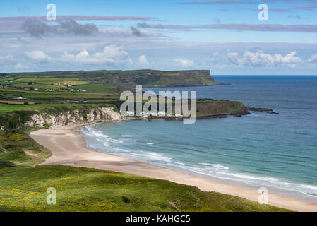 Spiaggia di sabbia in whitepark bay, nella contea di Antrim, Irlanda del Nord e Gran Bretagna Foto Stock