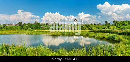 Monastero pond di Suzdal, Russia Foto Stock