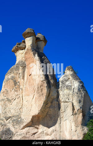 Tipico di camini di fata, arenaria erose le formazioni rocciose in Pasabagi, vicino alla città di Göreme Çavusin e. Cappadocia. Anatolia centrale. Turchia Foto Stock