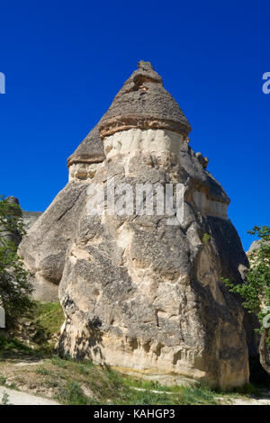 Tipico di camini di fata, arenaria erose le formazioni rocciose in Pasabagi, vicino alla città di Göreme Çavusin e. Cappadocia. Anatolia centrale. Turchia Foto Stock