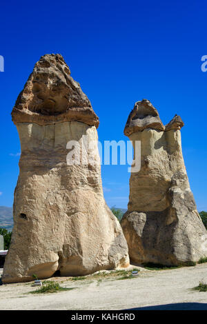 Tipico di camini di fata, arenaria erose le formazioni rocciose in Pasabagi, vicino alla città di Göreme Çavusin e. Cappadocia. Anatolia centrale. Turchia Foto Stock