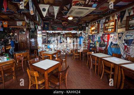 Cafe sport, istituzione per globetrotters e marinai, vista interna, Horta, isola di Faial, Azzorre, Portogallo Foto Stock