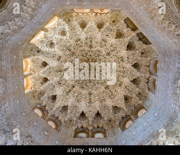 Cupola con stucco, Sala de las Dos Hermanas, Palacios Nazaries, palazzi Nasridi, Alhambra, Granada, Patrimonio dell'Umanità dell'UNESCO Foto Stock